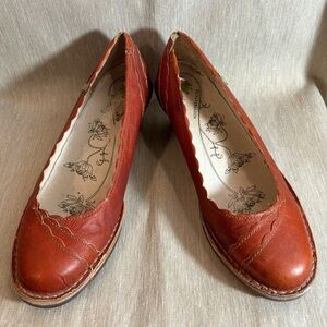 EL NATURALISTA Sz 39 Scalloped Edge Kitten Heel Leather Rubbed Sole Shoes